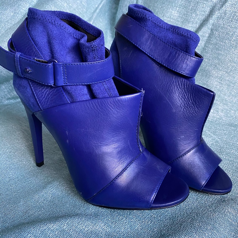 Open toe color pop!